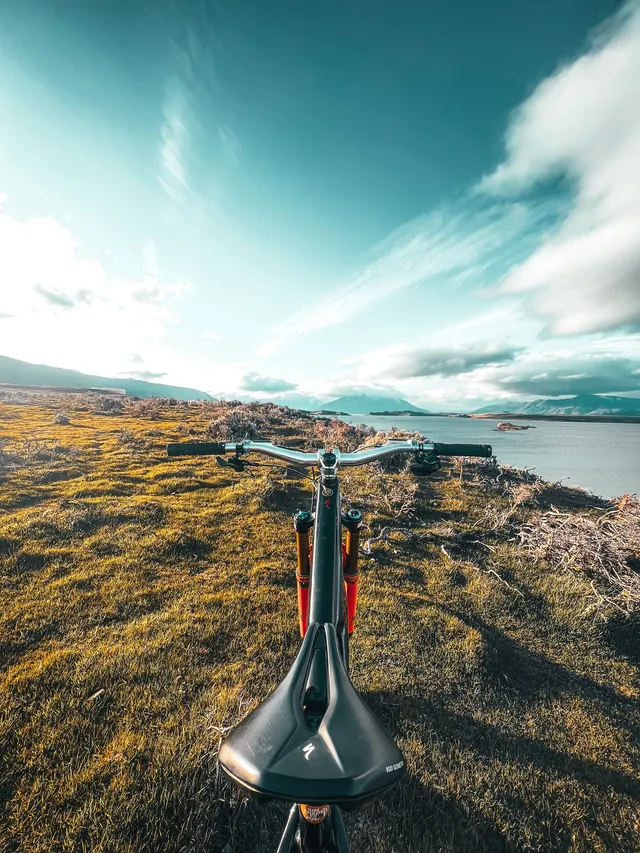 Bicicleta frente a un lago, vista panorámica