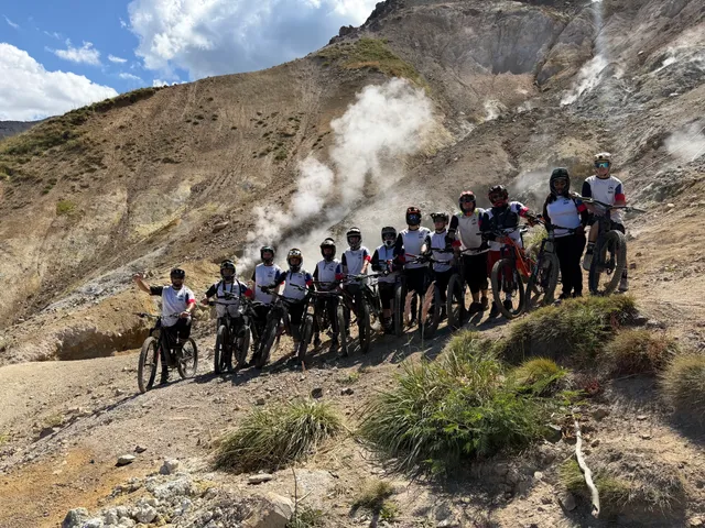 Grupo de riders junto a las fumarolas del volcán en Chillán