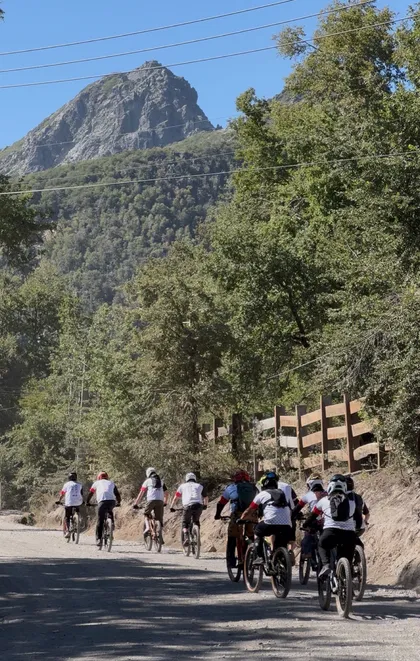 Grupo rodando por un camino de montaña