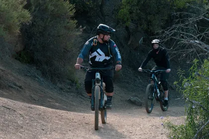 Dos riders avanzando por un sendero de montaña