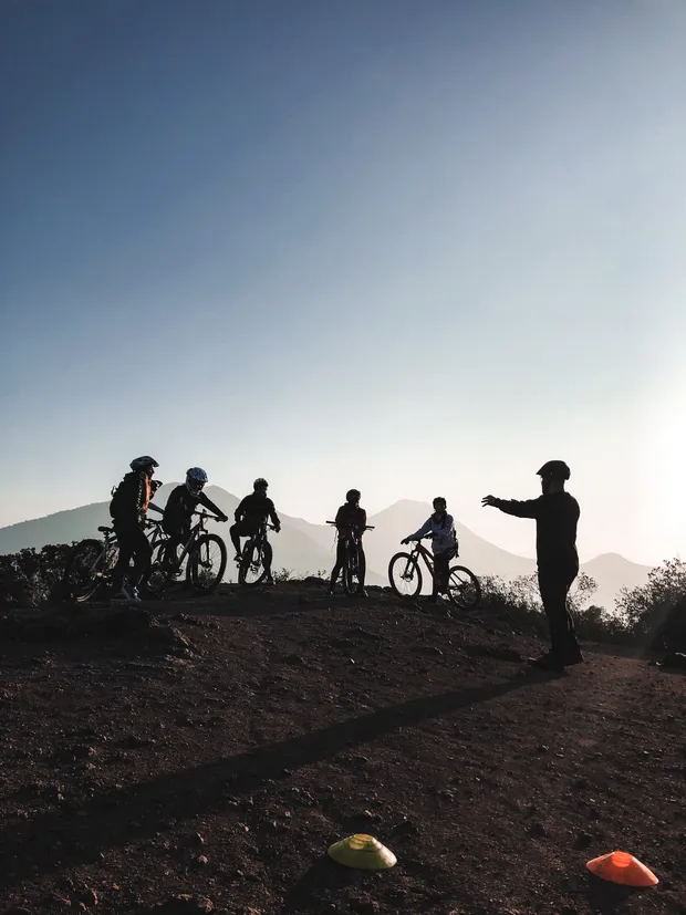 Grupo de riders al atardecer con un instructor